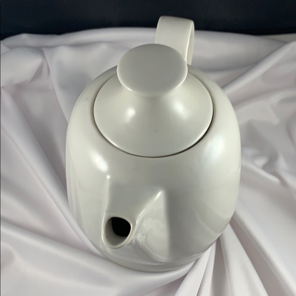 White Teapot - Picture 2 of 7